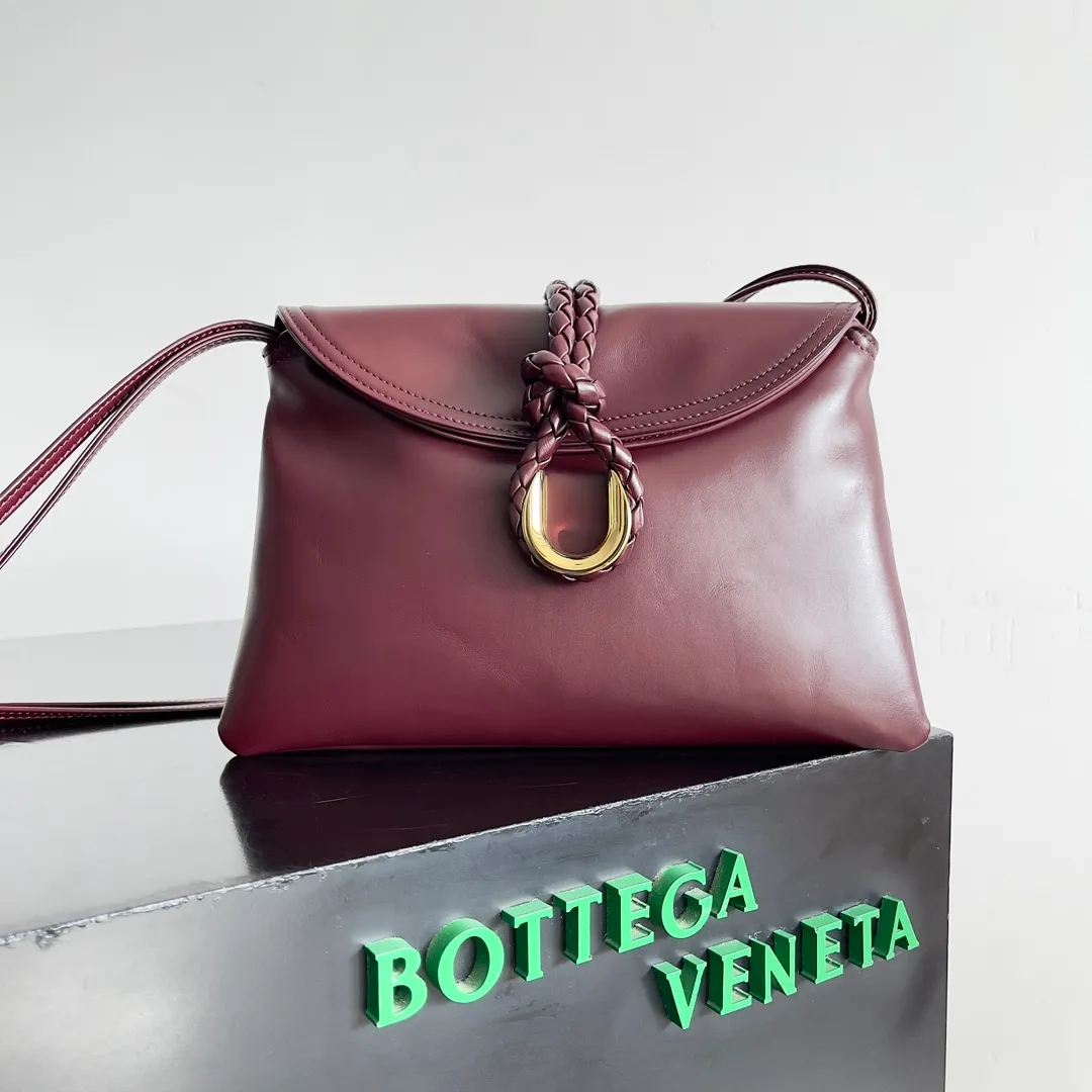 Batch 1520 Inspired by the 1970s, the Bottega Veneta women's logo shoulder bag has a smooth leather surface that brings a clean and handsome feel, just like the neatness and tenacity of a working woman. The front buckle has high-quality hardware pendant body, the overall retro elegance, and the excellent leather feels soft. This Bottega Veneta series can be described as beautiful, weakening the complexity of the outfit, not competing for it, and only using the best quality to interpret itself. Style number: 806030 (small size) Size: 27*16*6cm